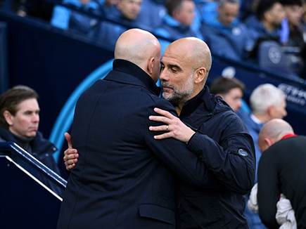 ארנה סלוט ופפ גווארדיולה. ההולנדי שוב יצא מנצח (GETTY)