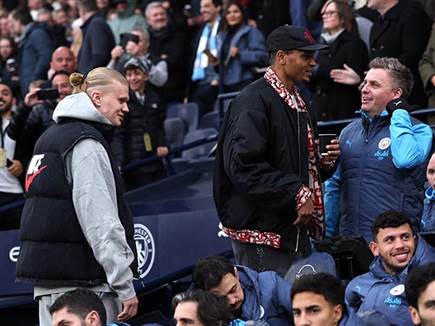 ארלינג הולאנד ביציע. לא בטוח שגם הוא היה עוזר למנצ`סטר סיטי (GETTY)