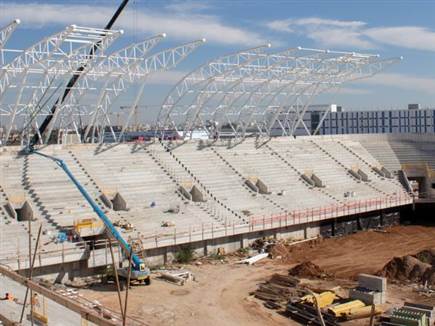 התקנת קורות הגג ביציע הצפוני (קרדיט: רן ענפי)