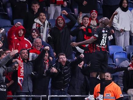 איסט הכריע עם שער הניצחון (צילום: מאור אלקסלסי)