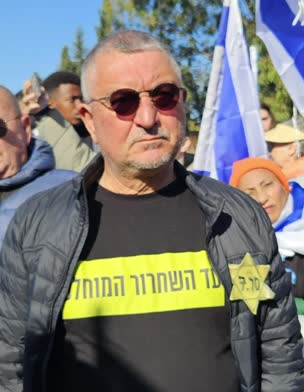 דני אלגרט אחיו של החטוף איציק הגיע לחלוק כבוד למסע הלוויה של שירי, (וידאו AVI: חדשות)