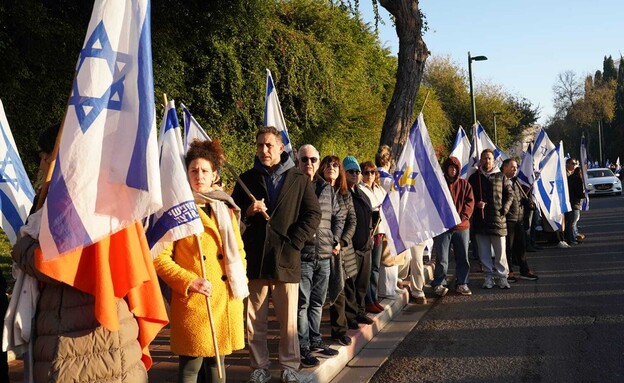 מסע הלוויה של שירי, אריאל וכפיר ביבס שנרצחו בשבי  (צילום: דנה רעני)