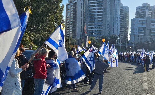 מסע הלוויה של שירי, אריאל וכפיר ביבס שנרצחו בשבי  (צילום: יעקב שרת)