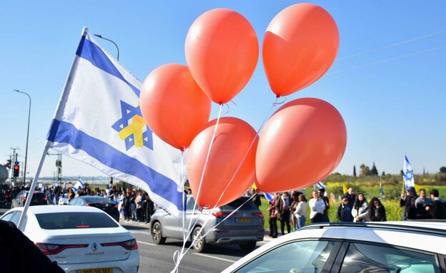 מסע הלוויה של שירי, אריאל וכפיר ביבס שנרצחו בשבי  (צילום: יאיר פלטי)