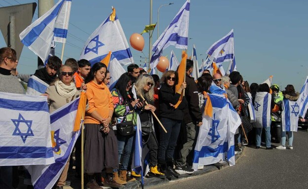 מסע הלוויה של שירי, אריאל וכפיר ביבס שנרצחו בשבי  (צילום: ראובן ג.ש)