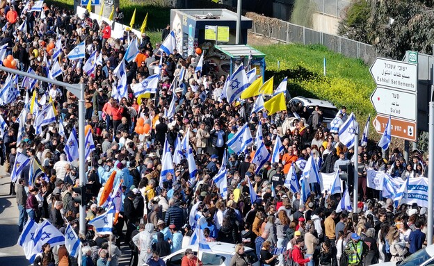 מסע הלוויה של שירי, אריאל וכפיר ביבס שנרצחו בשבי  (צילום: אביב אטלס)