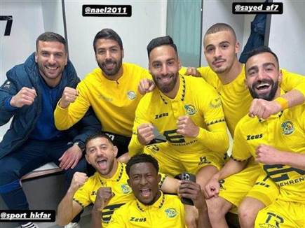 שחקני ריינה בחדר ההלבשה (הסטורי של איהאב גנאיים)