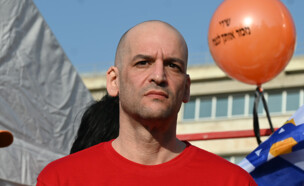יאיר הורן בהצהרה בכיכר החטופים (צילום: פאולינה פטימר)