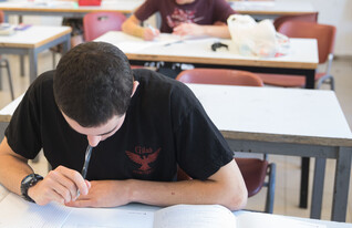 תלמידי תיכון ירושלים במהלך בחינת בגרות, 2019 (צילום: נועם רבקין, פלאש 90)