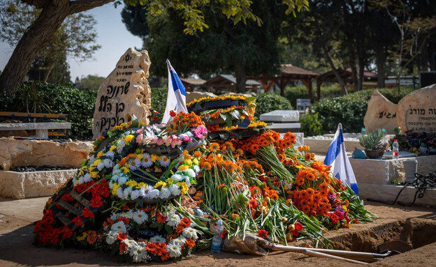 קברם של שירי, אריאל וכפיר ביבס (צילום: חיים גולדברג, פלאש 90)