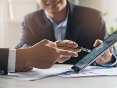 יועץ השקעות, בנקאי (צילום: Pormezz, shutterstock)