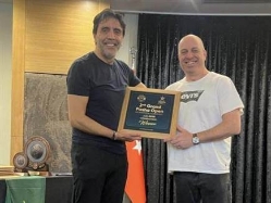 בתמונה משמאל: אליעזר ברגע הזכייה עם מארגן הטורניר הטורקי פואט ארדג (צילום: ספורט 5)