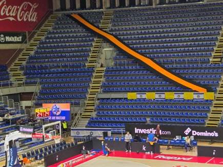 יריעת הבד שנפרשה ביציע לכבוד החללים