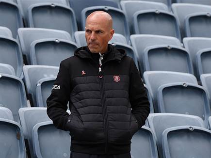 פקח עין מהיציע. אריה (דני מרון)