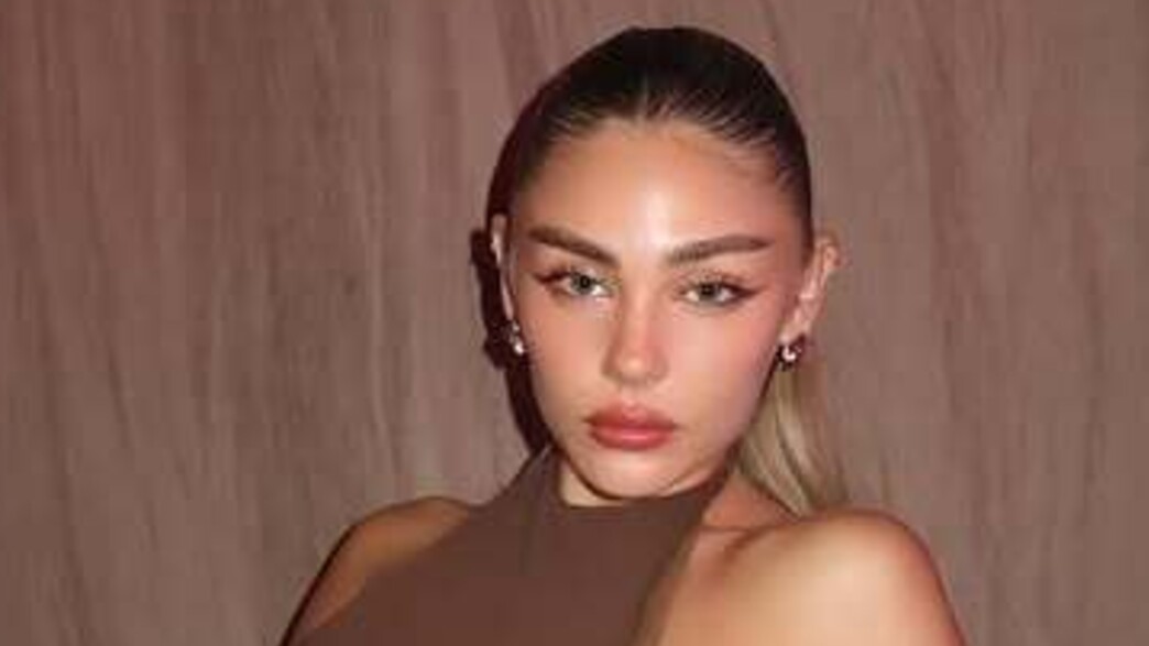 מאיה קיי בשמלת מחשוף מאיה קיי בשמלת מחשוף