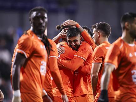 אמנית הנייחים (מאור אלקסלסי)