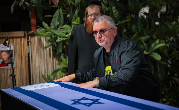 דני אלגרט בהלווית אחיו איציק אלגרט ז"ל