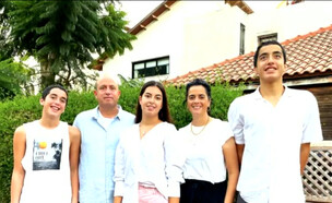 משפחת קוץ (צילום: מתוך "משדר מיוחד" עם אלמוג בוקר,  קשת 12  )