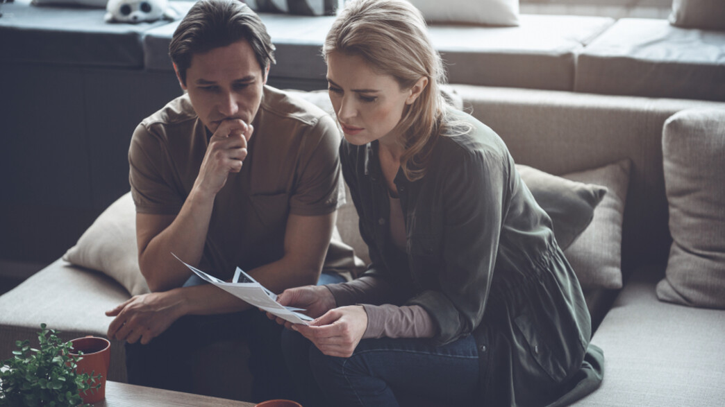 זוג מודאג מסתכל על מסמך