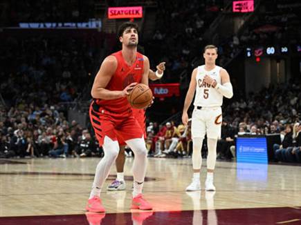 לצד השחקנים הגדולים ב-NBA. דני אבדיה על הקו (GETTY) (צילום: ספורט 5)