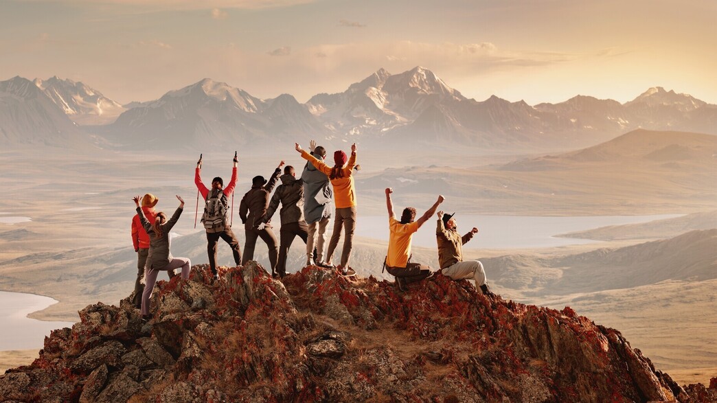 חבורת אנשים על קצה הר