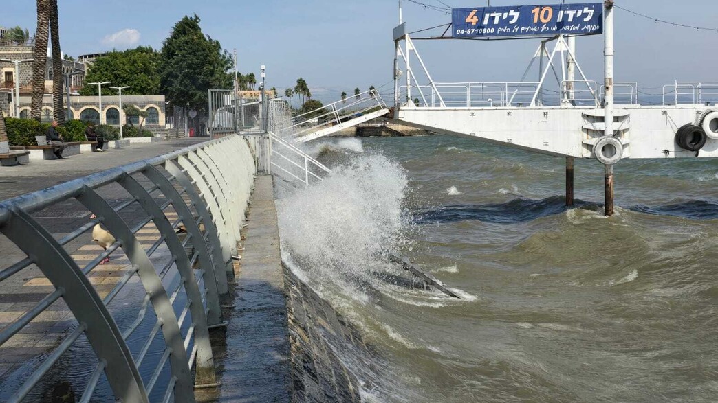 גלים בכנרת גלים בכנרת