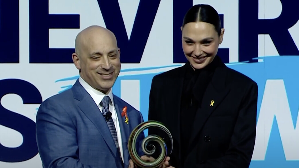 גל גדות מקבלת אות מהליגה נגד השמצה ADL