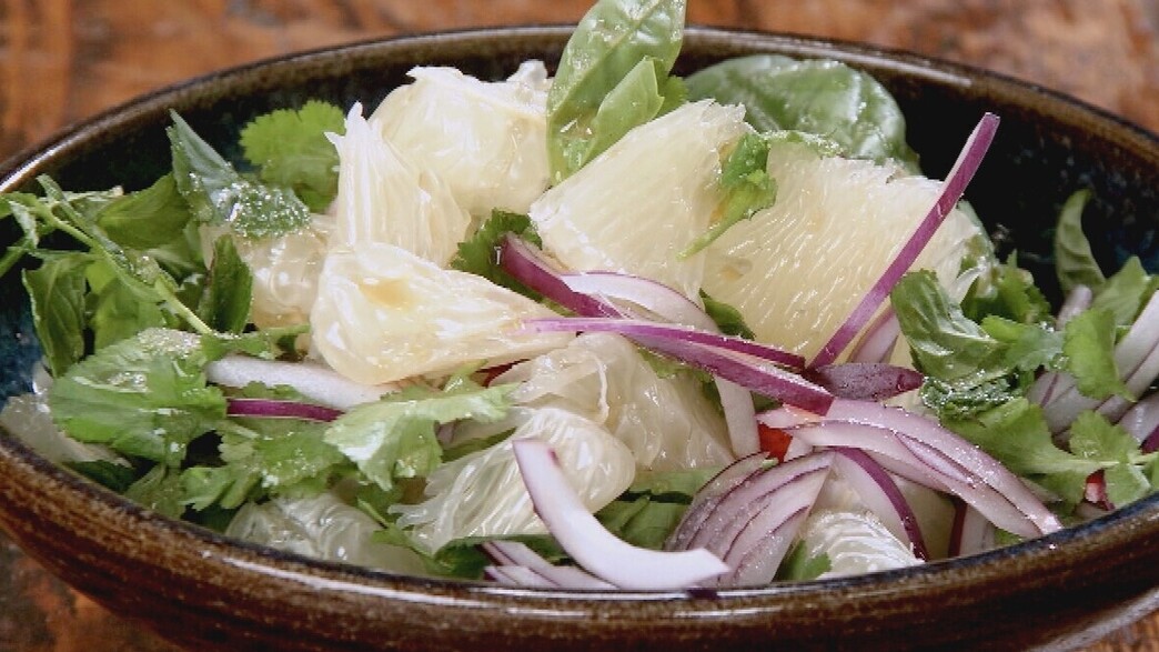 סלט פומלה ועשבי תיבול תאילנדי 