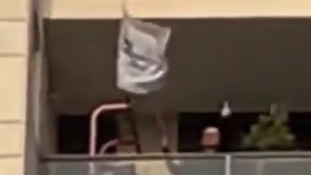 בן זוגו של אמיר אוחנה מניף אצבע משולשת