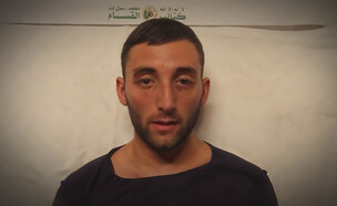 מתן אנגרסט, "עובדה" (צילום: קשת 12; עיצוב: סטודיו Keshet Digital)