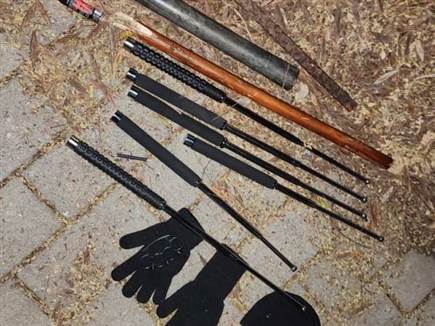 אלות ומוטות ברזל (דוברות המשטרה)