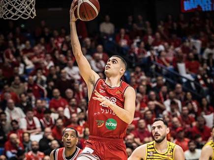 מדר בדרך לסל (עודד קרני)