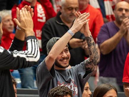 אלי-ה הכהן מקבל אהבה (באדיבות הפועל תל אביב) (צילום: ספורט 5)