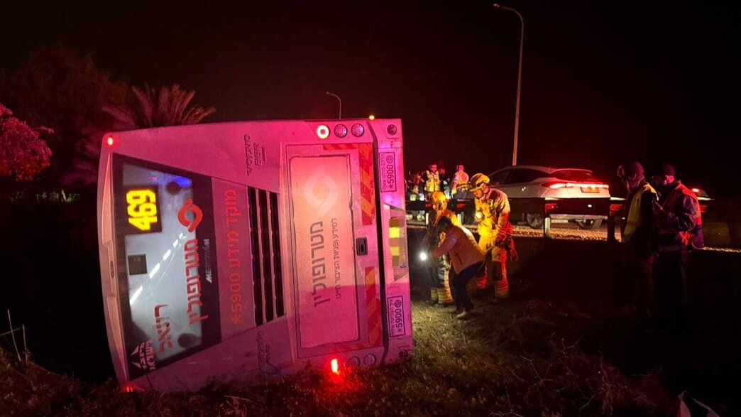 האוטובוס שהתהפך והרג אדם במהלך התאונה (צילום: תיעוד מבצעי מד"א)