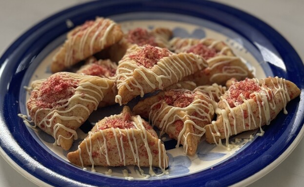 אוזני המן במילוי במבה אדומה אוזני המן במילוי במבה אדומה