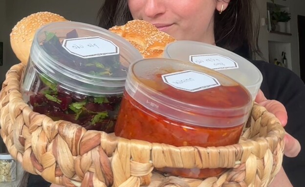 משלוח מנות של חלה וסלטים. אנחנו היינו שמחים!