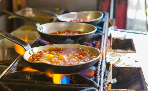 שקשוקה רותחת על מחבת (אילוסטרציה: Ella Hanochi, shutterstock)