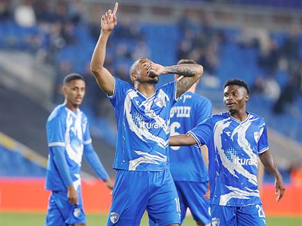 אלפרדו סטיבנס הכפיל בפנדל (אלן שיבר)