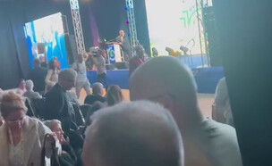 אנשים קמים במהלך נאומו של השר אלקין (צילום: N12)