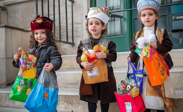 ילדים חוגגים את חג פורים
