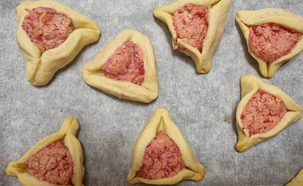 אוזני המן במבה אדומה. זה מילוי משמח!