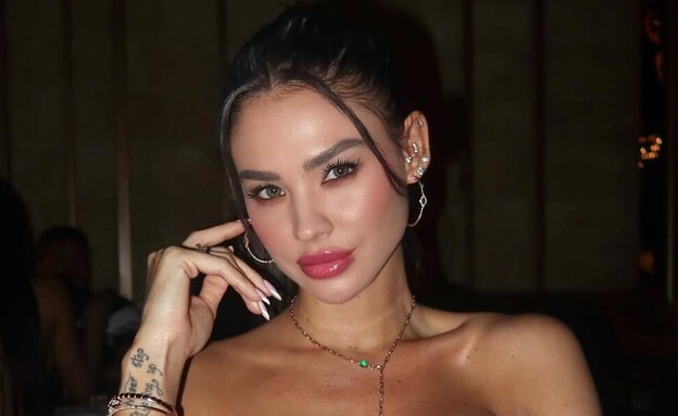 רוסלנה בשמלה כחולה (צילום: אינסטגרם, ruslanarodina)