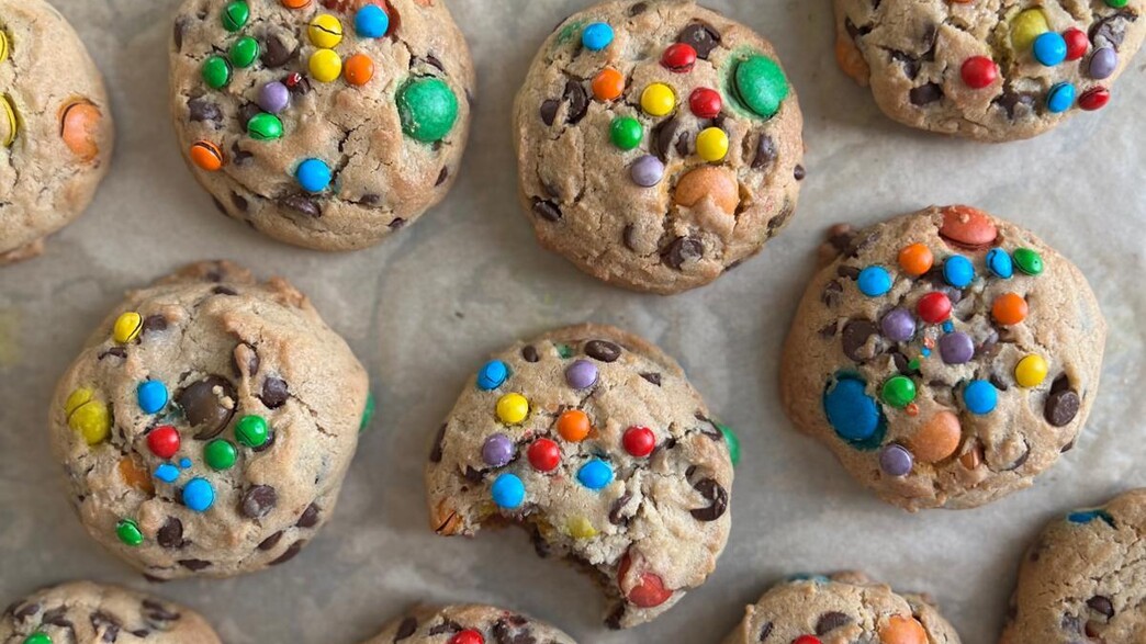 עוגיות שוקולד צ'יפס ועדשים צבעוניות
