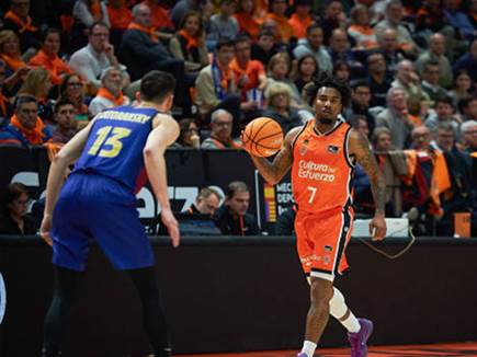 מסתכל על ברצלונה מלמעלה. כריס ג`ונס (GETTY) (צילום: ספורט 5)