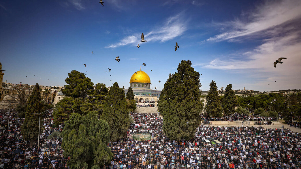 מוסלמים מתפללים בהר הבית בחודש הרמאדן