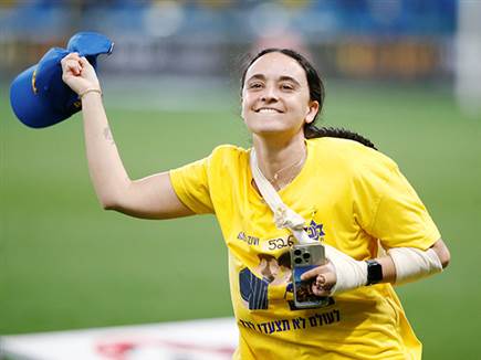 שני האחרונים גם דאגו לכבד את האורחת המיוחדת במחווה (אלן שיבר)