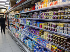 קונים בסופרמרקט בשוק מחנה יהודה בירושלים, 14.10.2024 (צילום: יונתן זינדל, פלאש 90) קונים בסופרמרקט בשוק מחנה יהודה בירושלים, 14.10.2024 (צילום: יונתן זינדל, פלאש 90)