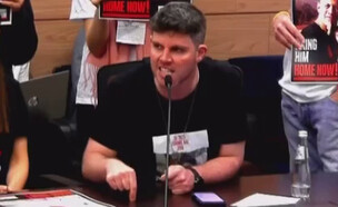 גיל דיקמן מאשים גורמים בלשכת נתניהו שסחטו משפחות חטופים  (צילום: דוברות הכנסת)