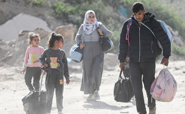 עזתים מתפנים מבית לאהיא (צילום: reuters)