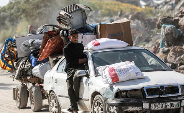 עזתים מתפנים מבית לאהיא (צילום: reuters)